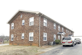 401 S Charles G Seivers Blvd in Clinton, TN - Building Photo - Building Photo