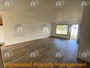 1611-1613 SE Cortland Ave in Dallas, OR - Building Photo - Building Photo