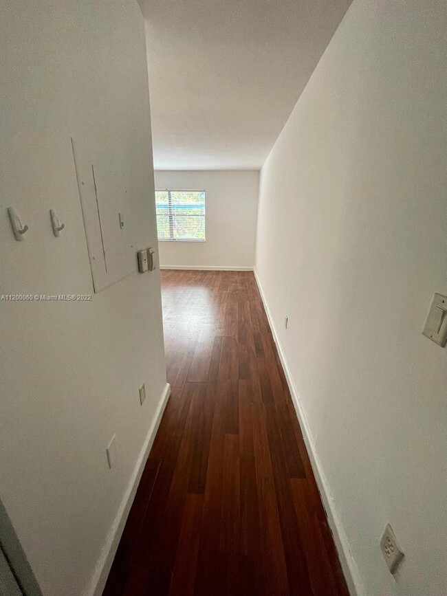 950 NW 11th St, Unit 2D in Miami, FL - Building Photo - Building Photo