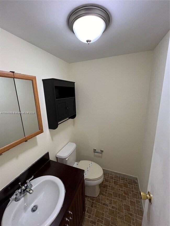 17170 SW 94th Ave in Palmetto Bay, FL - Foto de edificio - Building Photo