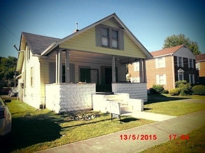 565 Riverside Dr in Prestonsburg, KY - Foto de edificio