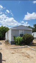 421 E Zipp Rd in New Braunfels, TX - Building Photo