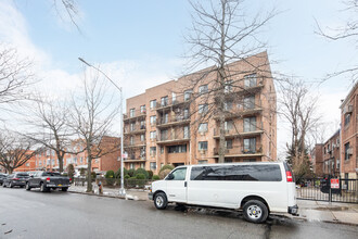 Barclay Terrace in Flushing, NY - Building Photo - Building Photo