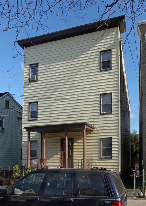 17 S 13th Ave in Mount Vernon, NY - Building Photo