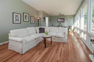 9030 Old Bonhomme Rd in Olivette, MO - Foto de edificio - Building Photo