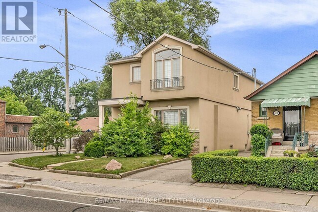 450 Cosburn Ave. in Toronto, ON - Building Photo - Building Photo