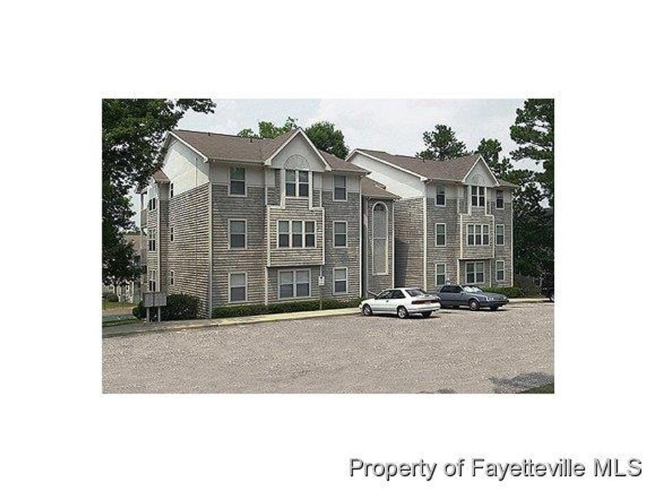 6800 Willowbrook Dr in Fayetteville, NC - Foto de edificio
