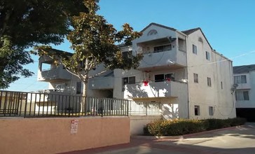 Richfield Terrace in Paramount, CA - Foto de edificio - Building Photo