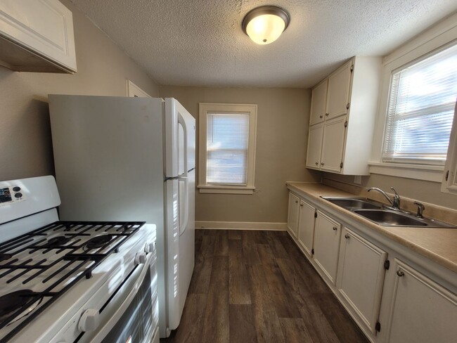 3927 8th Pl in Des Moines, IA - Building Photo - Building Photo