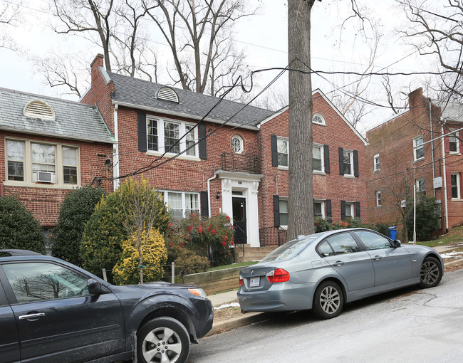 2627 39th St NW in Washington, DC - Foto de edificio - Building Photo