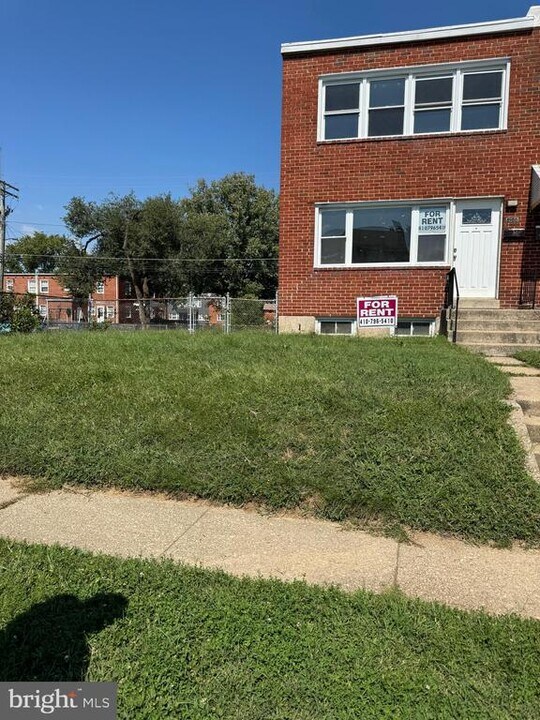 8100 N Boundary Rd in Dundalk, MD - Building Photo
