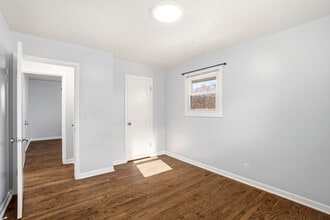 3316 E Bottsford Ave, Unit Upper Unit in Cudahy, WI - Foto de edificio - Building Photo