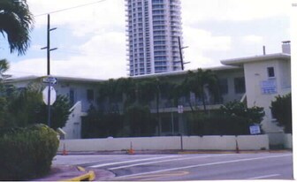Apartment building in Miami Beach, FL - Building Photo