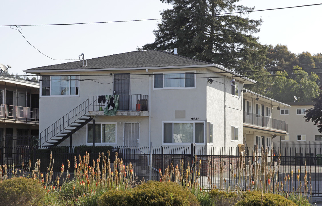 9640 Bancroft Ave in Oakland, CA - Building Photo