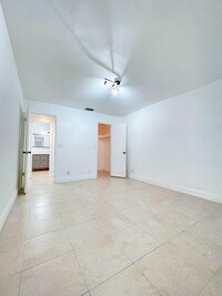 3460 Pinewalk Dr N in Margate, FL - Building Photo - Building Photo