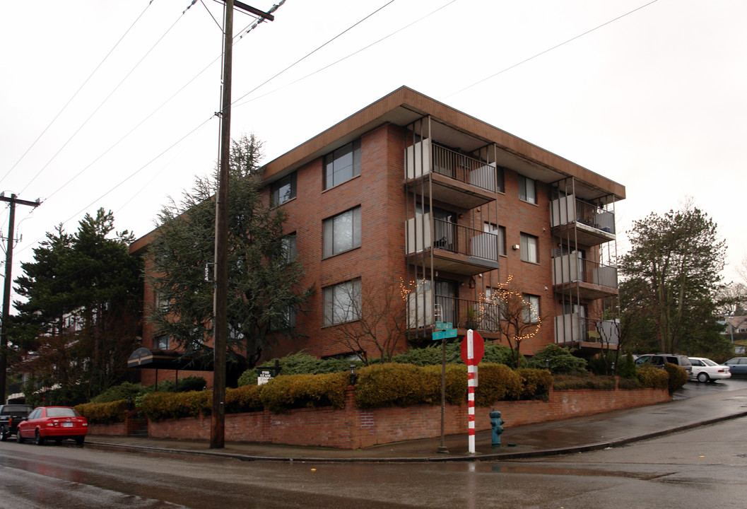 7400 5th Ave NE in Seattle, WA - Building Photo