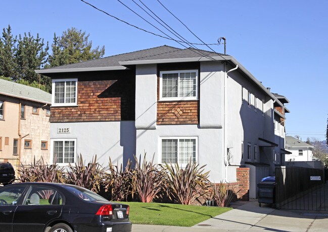 2125 Santa Clara Ave in Alameda, CA - Building Photo - Building Photo