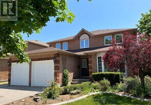 2037 Schoolmaster Cir in Oakville, ON - Building Photo