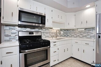 42 Ave C, Unit Apt 302 in Lodi, NJ - Foto de edificio - Building Photo