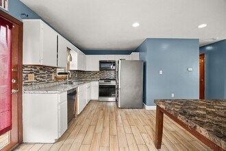 39 Blendall St, Unit Room 1 in Brockton, MA - Foto de edificio - Building Photo