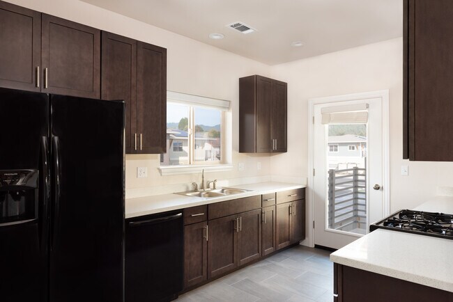 Smith Lane Apartments in Fortuna, CA - Foto de edificio - Building Photo