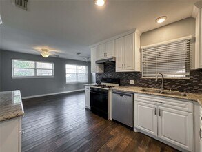 5619 Wood Creek Way in Houston, TX - Foto de edificio - Building Photo