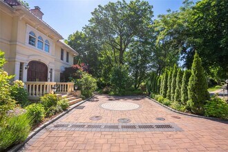 87 Arleigh Rd in Great Neck, NY - Foto de edificio - Building Photo