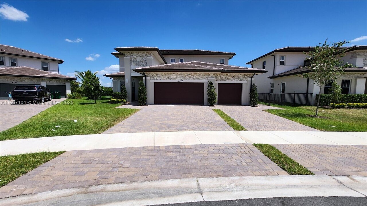 12347 Green Oak Dr in Davie, FL - Building Photo