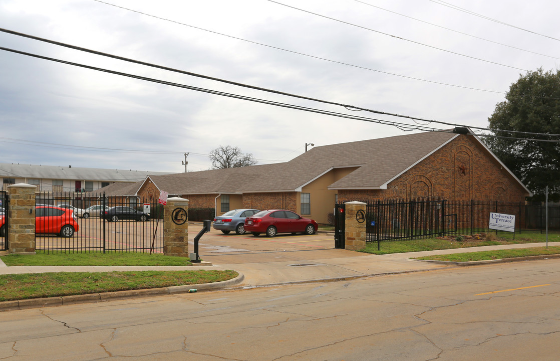 University Terrace in Arlington, TX - Foto de edificio