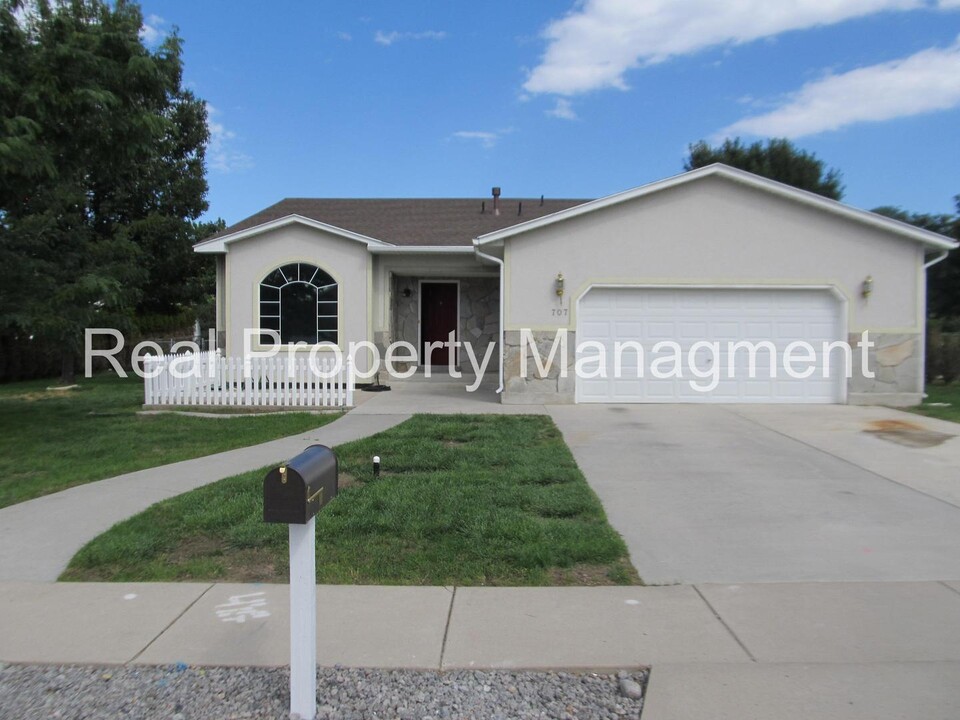 707 E 400 S in River Heights, UT - Building Photo