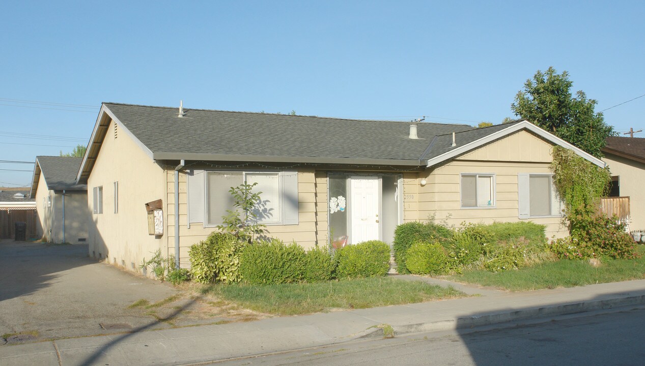 2550 Bowers Ave in Santa Clara, CA - Building Photo