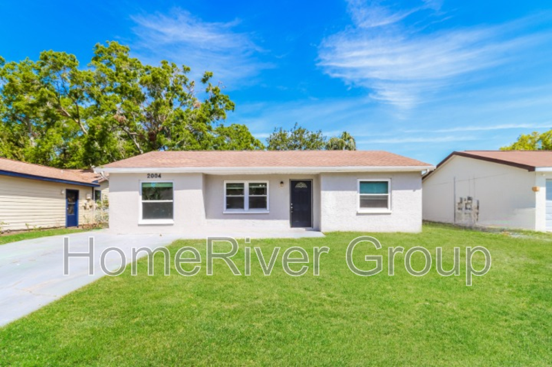 2004 Hudson Ct in Oldsmar, FL - Foto de edificio