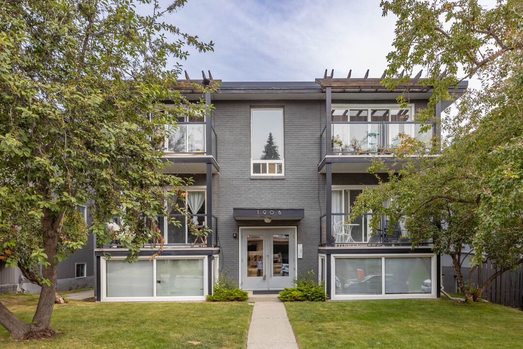 1908 28 Av SW in Calgary, AB - Building Photo