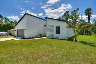 2003 Ribbon Terrace in North Port, FL - Foto de edificio - Building Photo