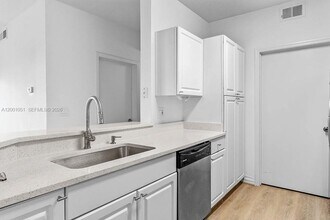 5554 Metrowest Blvd in Orlando, FL - Foto de edificio - Building Photo