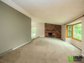 8421 E Columbia Dr in Spokane, WA - Foto de edificio - Building Photo