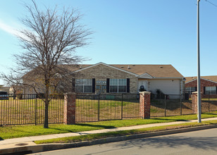 Villas of Eastwood Terrace in Fort Worth, TX - Building Photo - Building Photo