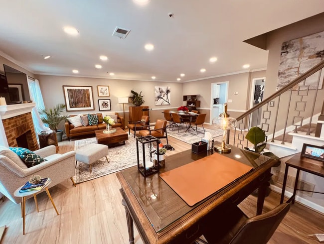 586 Saint James Walk SE