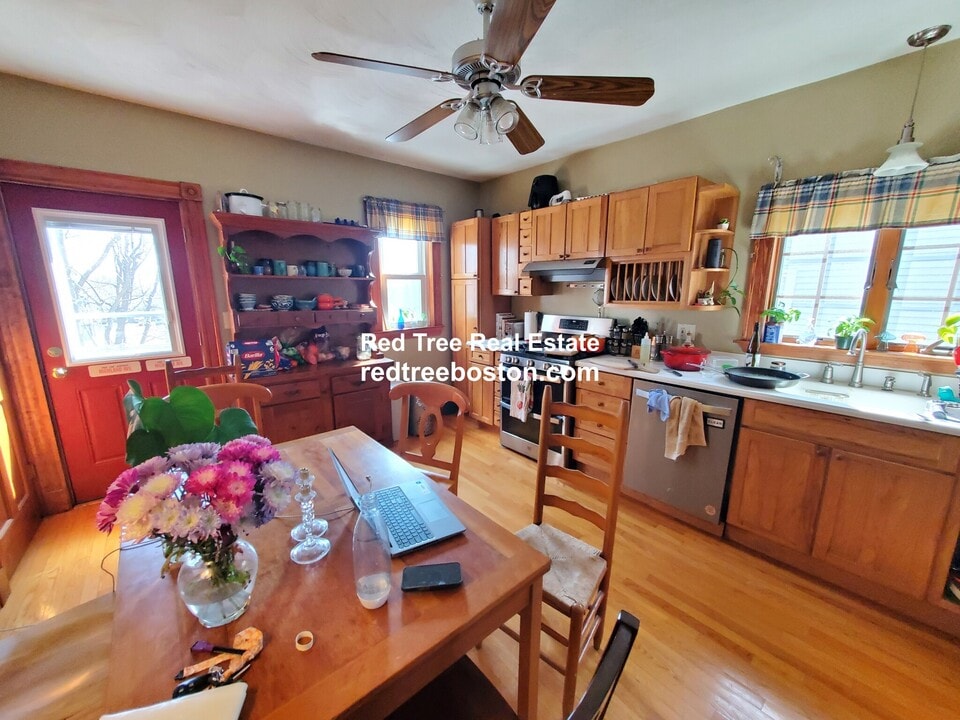121 Lowell St, Unit 2 in Somerville, MA - Foto de edificio