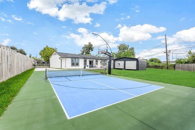 property at 2550 Roy Cir