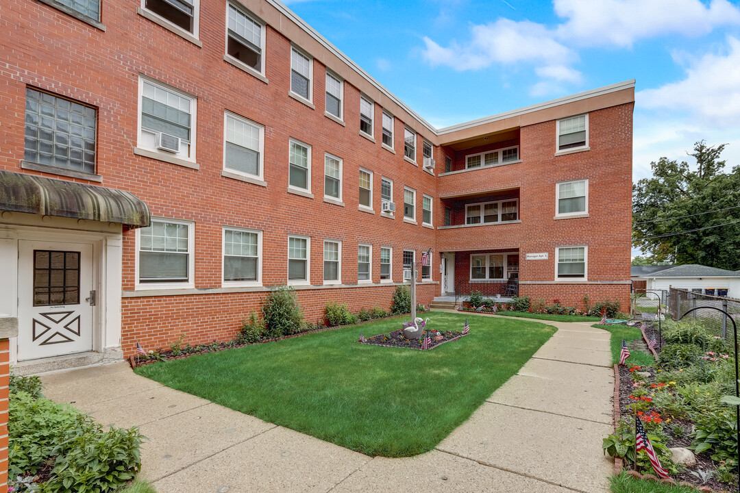 Becher Apartments in Milwaukee, WI - Foto de edificio