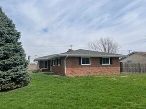 2 Robinhood Ln in Springfield, IL - Building Photo - Building Photo