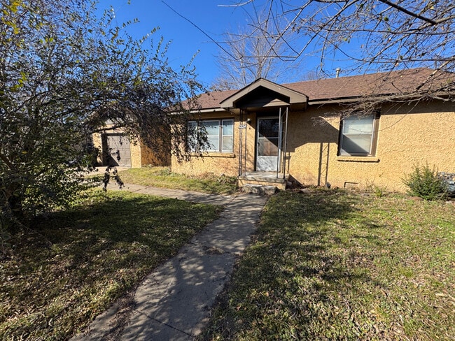 property at 1224 W Quarles St