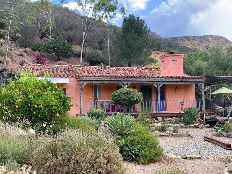 10000 N Signal St in Ojai, CA - Building Photo
