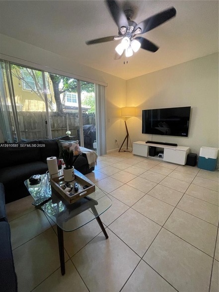 9353 SW 227th St in Cutler Bay, FL - Foto de edificio - Building Photo