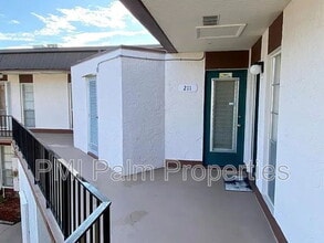 7 Greenway Village N in Royal Palm Beach, FL - Building Photo - Building Photo