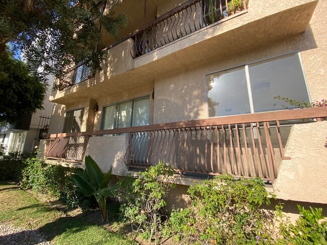 104 S Hayworth Ave, Unit 106 in West Hollywood, CA - Foto de edificio - Building Photo