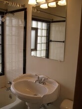 4951 N Santa Monica Blvd, Unit 1 in Whitefish Bay, WI - Foto de edificio - Building Photo