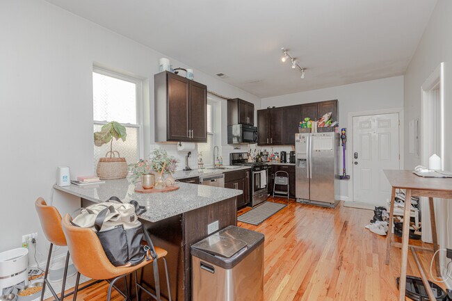 2341 W Montana St in Chicago, IL - Building Photo - Building Photo