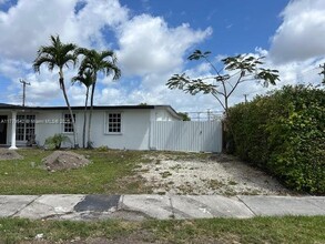 11225 SW 47th Terrace in Miami, FL - Building Photo - Building Photo